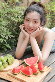 挺岳双腿之间